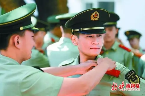 送别战友,武警退役老兵在卸军衔仪式中动情落泪