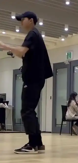 黄旭熙一双鞋穿遍练习室的人kbchallenge也是