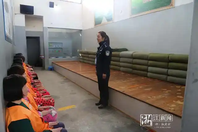 在她们的管理下,湖州市看守所女子监区固若金汤,她们将这里打造得文明