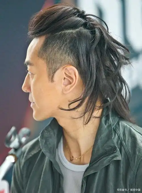 男生日系的慵懒中长发型有,无规则齐肩发,斜分齐肩发,半丸子头,丸子头