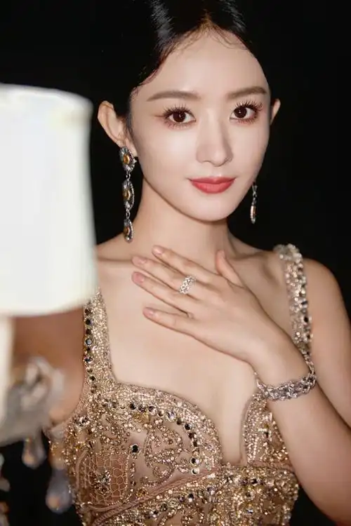 赵丽颖活动穿es高定