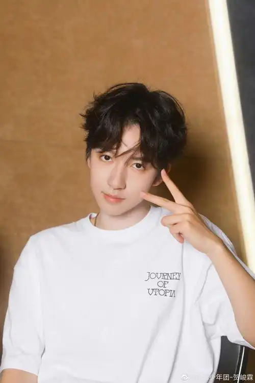 贺峻霖工作比耶随拍#贺峻霖又比剪刀手啦7099好可爱的弟弟手里还