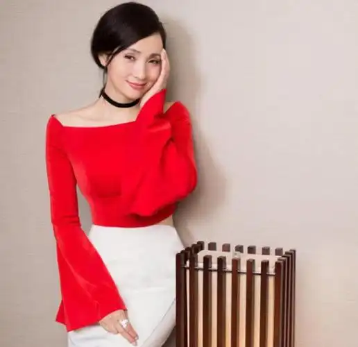 陶虹素颜陪女儿逛街母女神似姐妹徐峥真是好福气