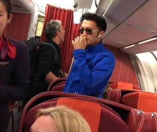 谢霆锋现身飞机头等舱网友纷纷表示怎么不见王菲