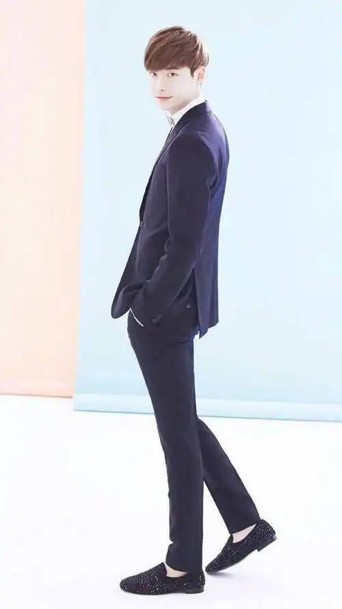 模特出身的长腿欧巴李钟硕,实力诠释了什么叫满屏都是腿!