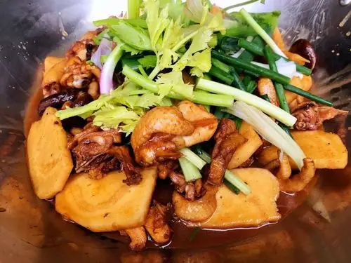 生炒鸭嘴鱼招牌菜:地道农家菜,碌鹅,山泉水浸鸡,大盘鱼,特色煎焖焗等