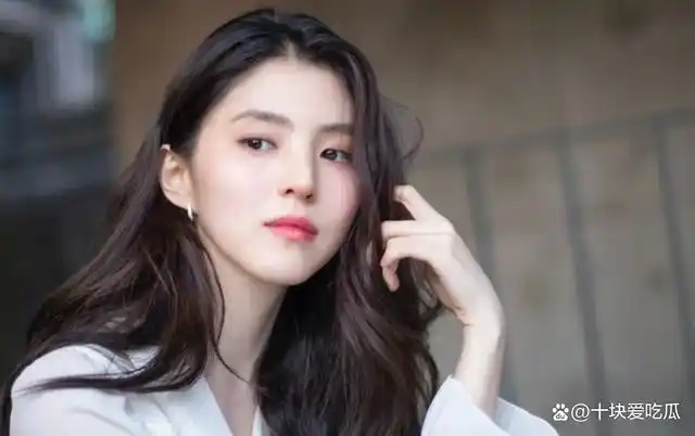 韩国女星韩素希(也被称作"韩韶禧"),又出圈了!