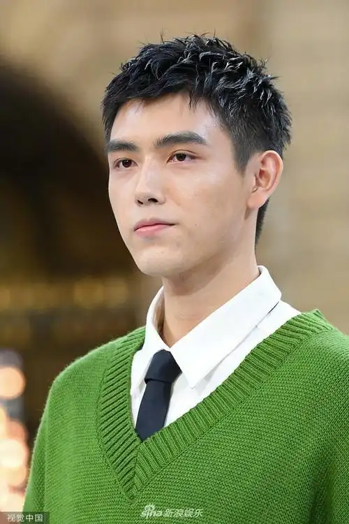 陈凯歌儿子陈飞宇时装周献t台首秀_新浪图片