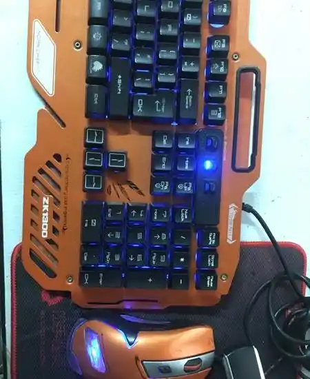 二手磁动力牛头酋长三代zk1300游戏背光键鼠套39.