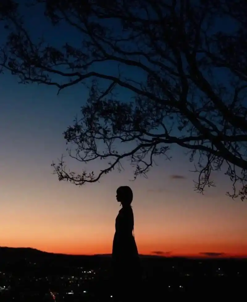 一个人静静地再发呆,不停的再问自己,为什么好好的一份爱,走着 - 抖音