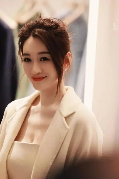 白色大衣尽显优雅气质!47岁李小冉穿出白到发光的惊艳效果