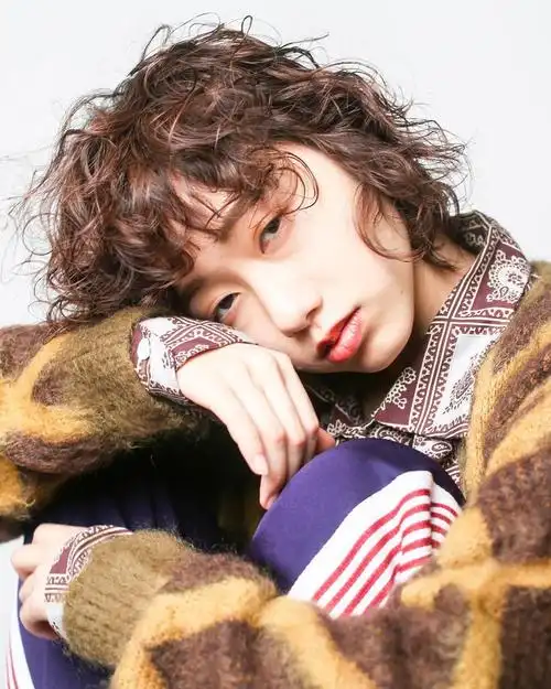 短发烫了也时尚,小卷更是很百搭,减龄不老气