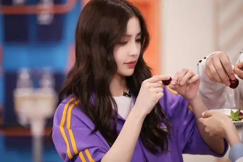 甜美剧照图片,分享一组angelababy图片给大家,图中的明星图片壁纸会