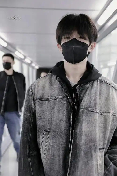 易烊千玺机场图#  易烊千玺重庆出发路透9615  牛仔外套搭配黑色