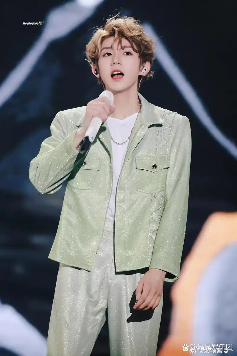 王源放下话筒之后还在唱,真诚果然是必杀技?王源他超爱!