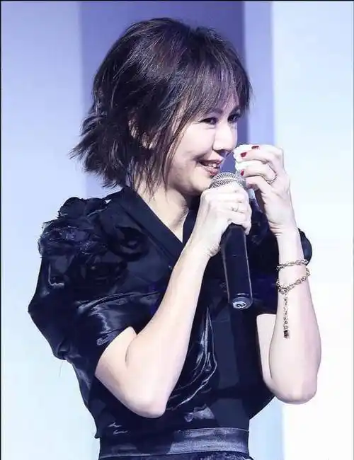 "童年女神"孙燕姿近照,43岁皱纹明显,看了她的经历,一言难尽_音乐