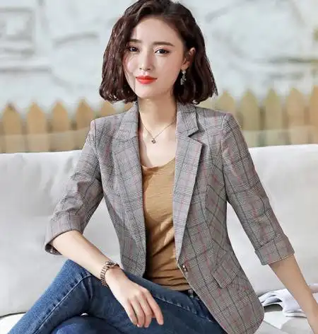 对于下装的话,女士小西装的搭配也非常的广,除了普通西服,九分裤,七分