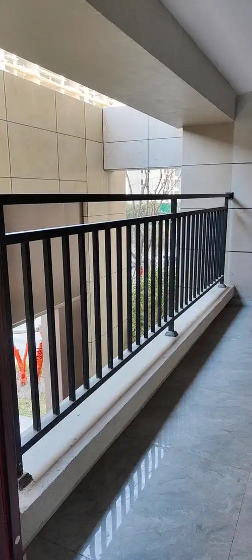 窗式阳台护栏设计应采用防止儿童攀爬的构造,栏杆的竖杆间距不得大于