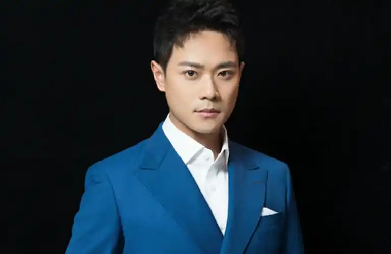 对于曹俊,一些观众可能会感到陌生.自幼成名的他来头并不小.