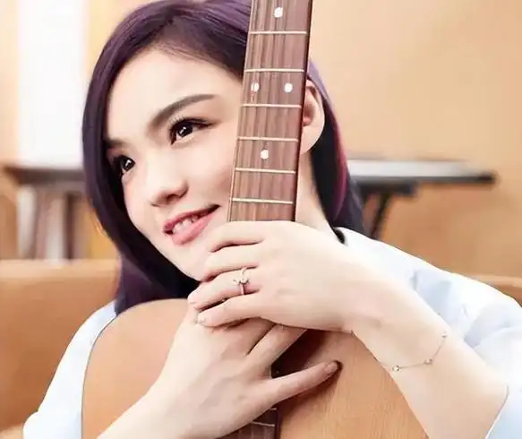 第34届金曲奖最佳作曲人徐佳莹,带着老公孩子,"身骑红马"来了