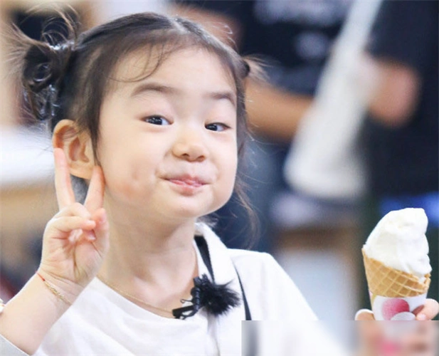 戚薇晒女儿lucky新年视频,李乐祺越来越像妈妈了