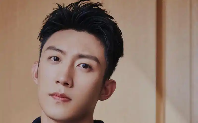 黄景瑜时尚休闲阳光干净迷人写真