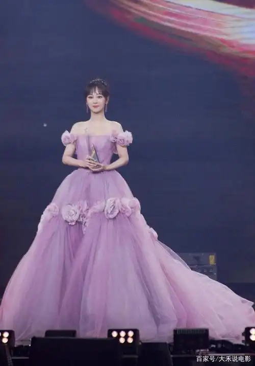 微博之夜杨紫穿仙女纱裙,难掩好身材