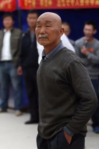 一老汉酷似常凯申 光头胡子惟妙惟肖引发"追星热"