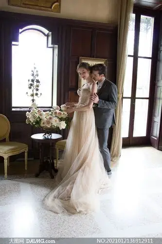 幸福恋人室内场景婚纱摄影原片素材
