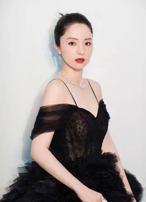 大概拖地的长度能够很好地体现出董璇的身材比例,显得超级精致优雅