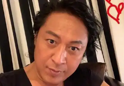 60岁马景涛近照曝光,乡下商演满脸横肉肚腩凸出,儿子颜值成亮点