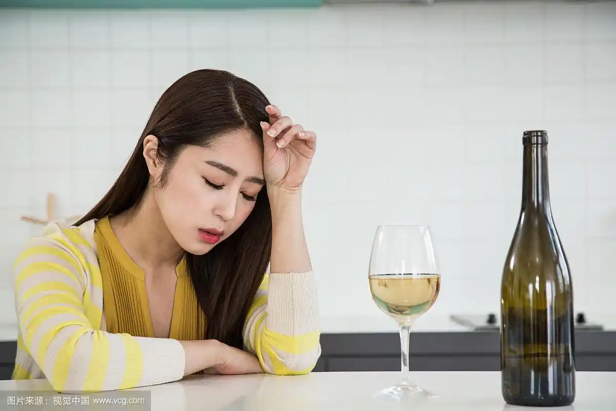 一个独自喝酒的女人