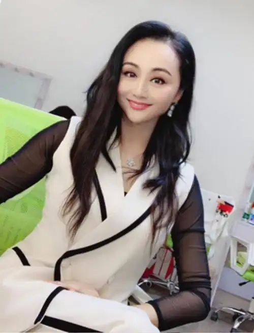 昔日主持一姐曹颖近照44岁的她成功减肥瘦成锥子脸判若两人