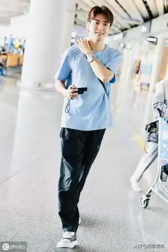 22岁曾舜晞现身机场阳光帅气风度翩翩散发着一种浓郁的书卷气