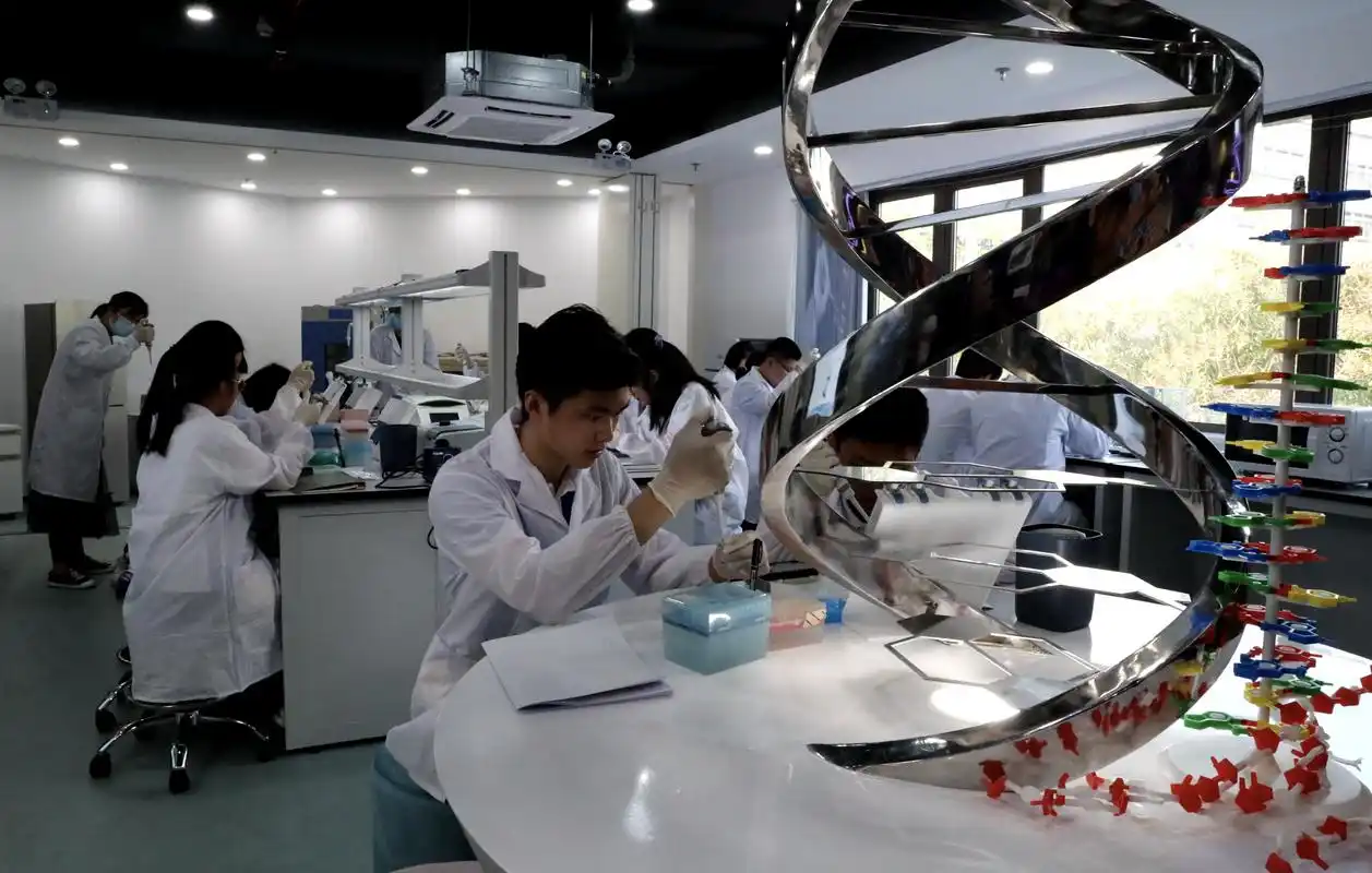 华大基因未来生物学实验室在蛇口育才教育集团启用