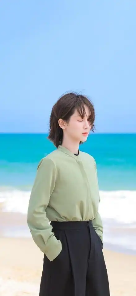 杨紫穿工装海边治愈系写真图片