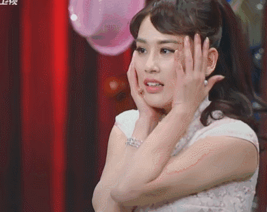 黄圣依的表现却让人大跌眼镜,她的"鬼畜式"演技不仅让刘烨一路憋笑