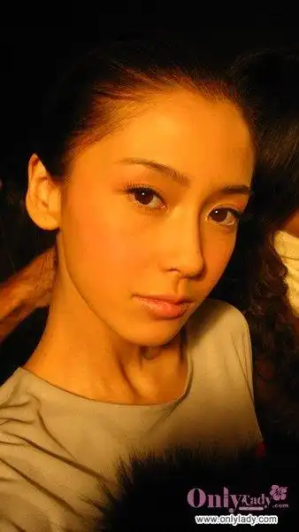 一个混血整容美女