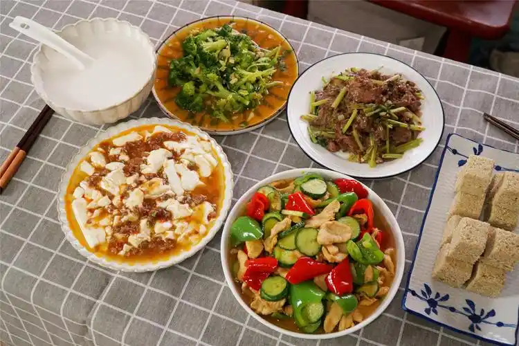 原创下班回家我给家人做的四菜一汤成本40元媳妇和孩子都吃嗨了