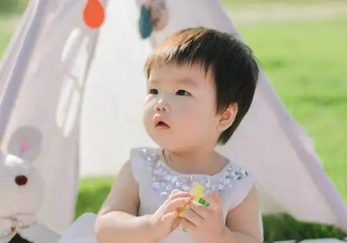 不大一点小女孩梳短发超萌 2019女宝宝小清新超短发设计_发型师姐