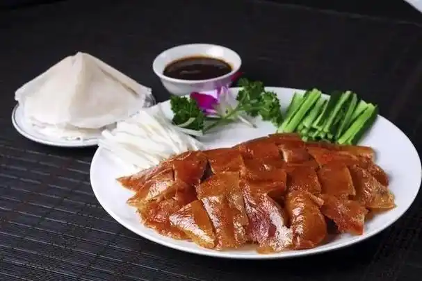 北京菜,简称京菜,又称京帮菜,是北京地区的传统菜系,它是以北方菜为