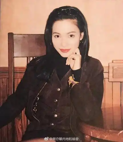 樊亦敏双亲早年离异,她由外公外婆带大, 中学毕业于名牌女子中学嘉诺