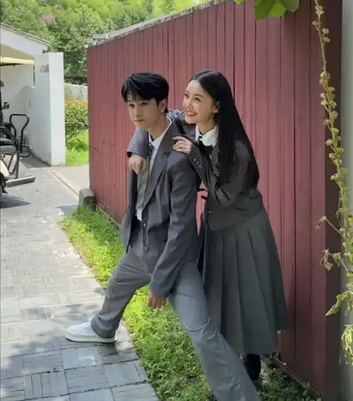 逸依不舍超话好可爱的身高差哈哈哈哈,敖子逸特别像一只憨憨小狗,乖乖