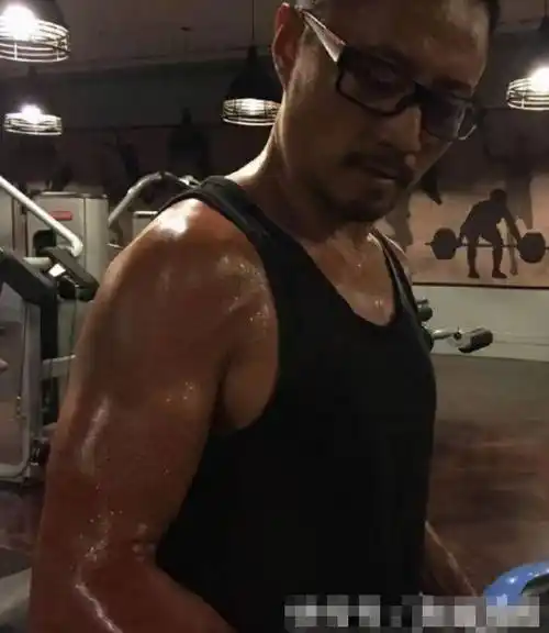 同样是影帝,他花9个月练一身肌肉,他花30万贴一身假肌肉_张家辉_张涵