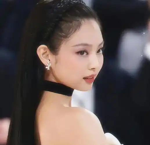 国外女星jennie演出服再惹争议,衣服小到露侧乳,肚子上赘肉明显_偶像