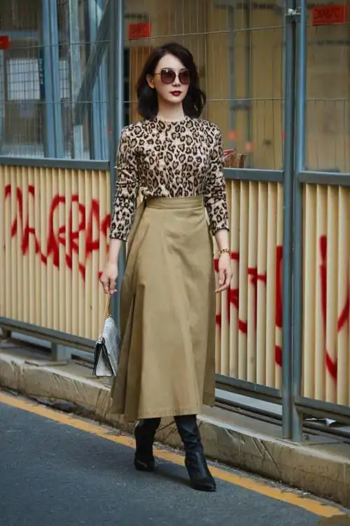 陈数穿衣搭配时髦又高贵(穿蓝色衬衫下搭配牛仔蓝九分裤)(9)