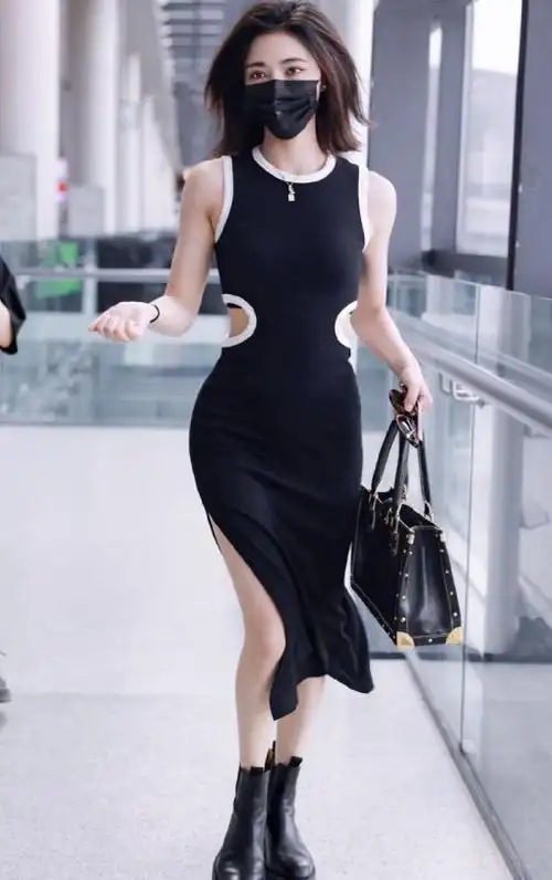 许佳琪把机场当t台穿高开叉裙秀大长腿腰间挖两个洞好性感