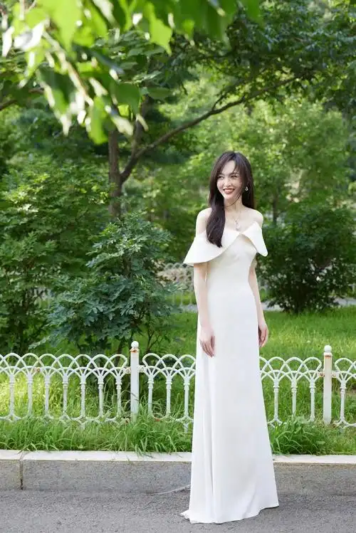 唐嫣披长发穿修身白裙秀s曲线 女神范十足_内地星闻_大众网