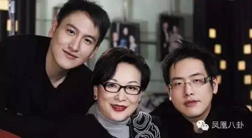 此外,汤珈铖还有个大哥,叫汤子嘉.看看合照,是不是汤二少更帅?