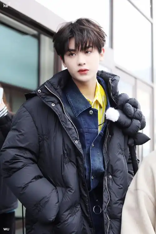 黄明昊今日上班饭拍牛仔套装黄色衬衫元气可爱帅气十足